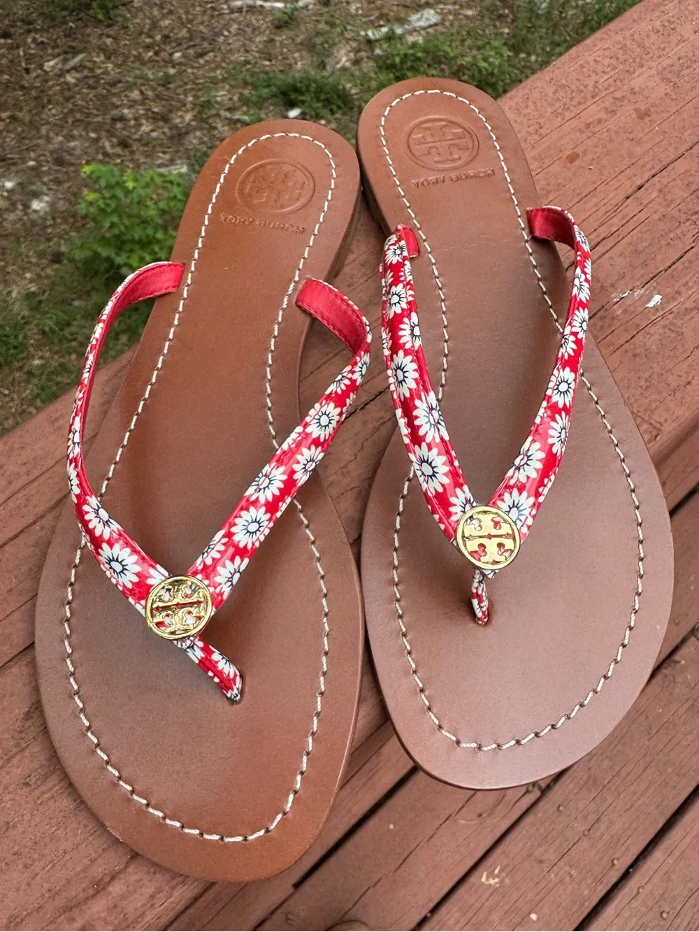 Tory Burch Red Floral Leather Thong Flip Flops Sandals Women’s 6 medallion